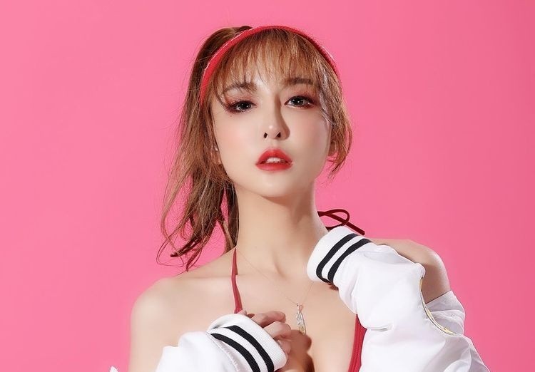 Nguoi mau Dai Loan bi nhan vien phong gym chup len hinh anh