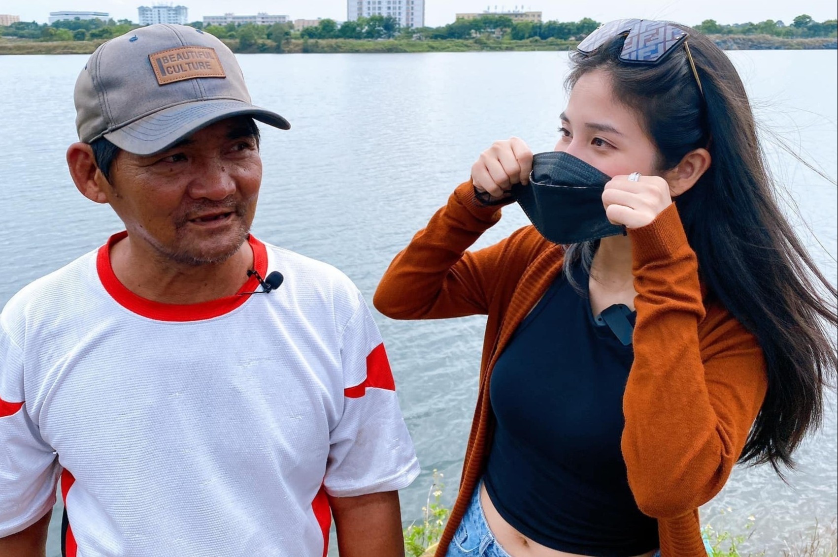 Co gai giup chu Minh co don mua lai xe ba gac hinh anh