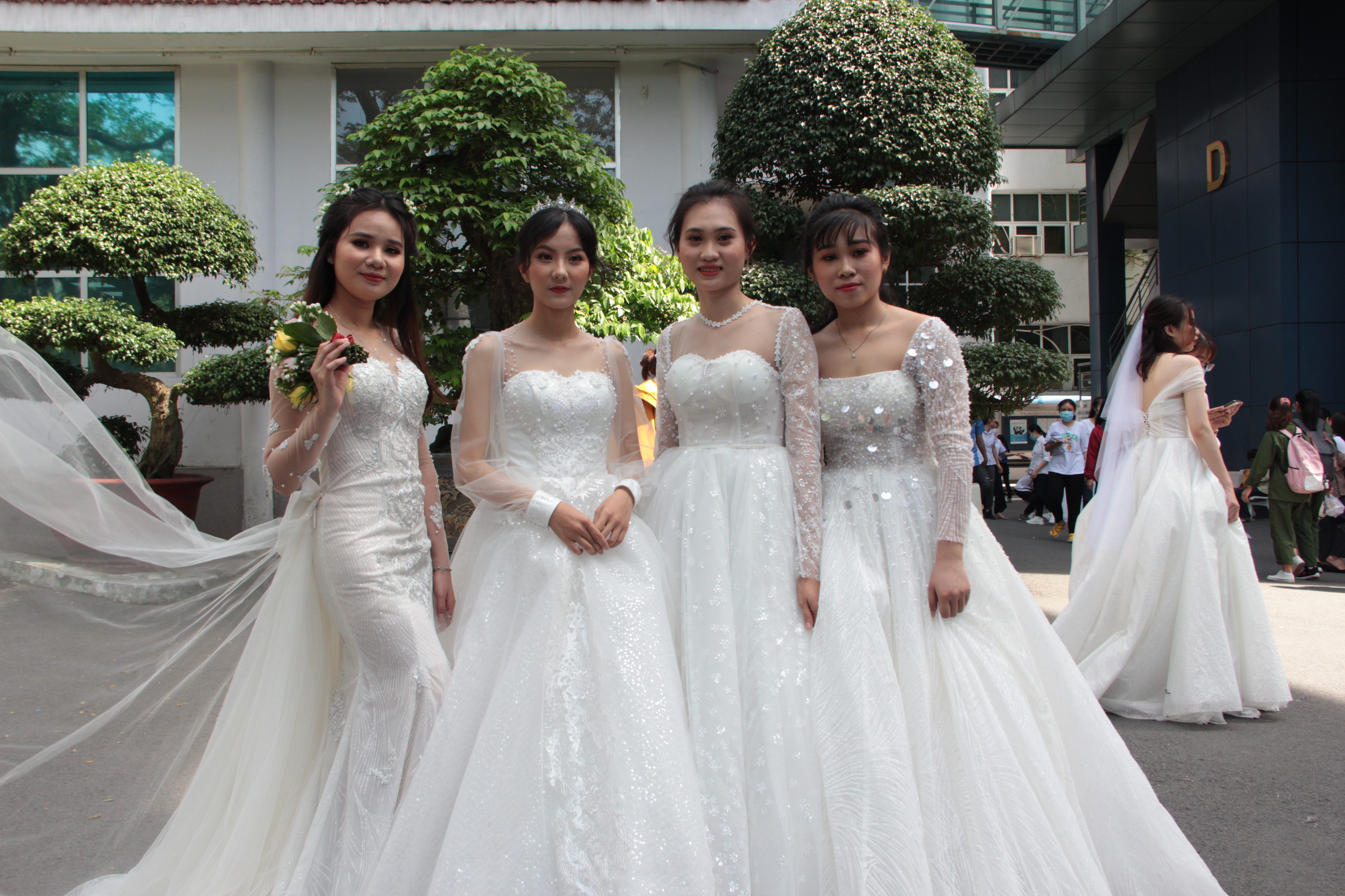 mac vay cuoi tap the anh 5