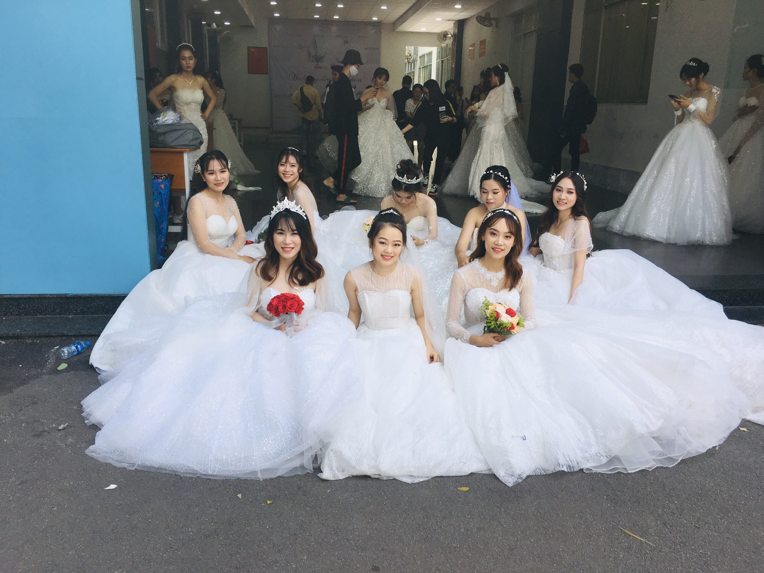 mac vay cuoi tap the anh 1