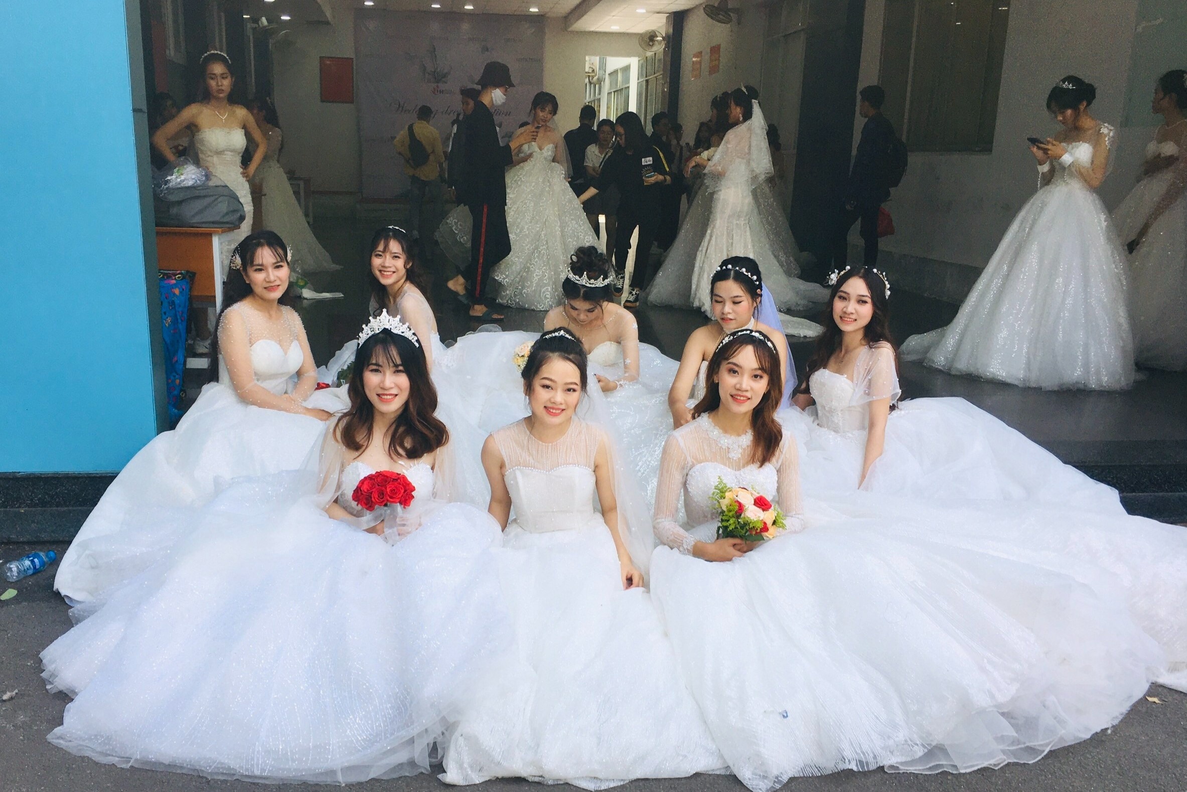 Su that buc anh tap the co dau o san truong dai hoc tai TP.HCM hinh anh