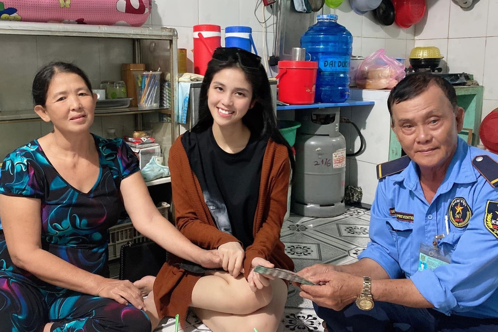 Co gai giup nguoi ngheo khap TP.HCM hinh anh