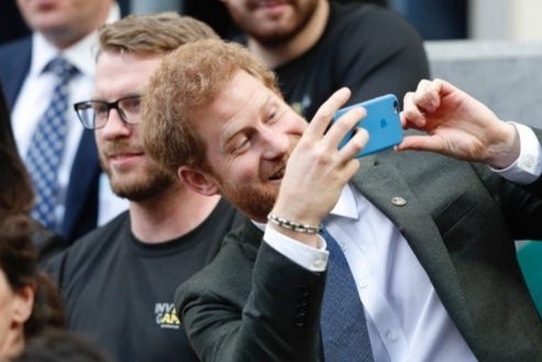 Vi sao viec dung dien thoai la cam ky voi Hoang gia Anh hinh anh