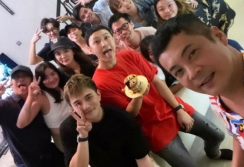 Nhom nghe si Singapore bi dieu tra vi tu tap mung sinh nhat hinh anh