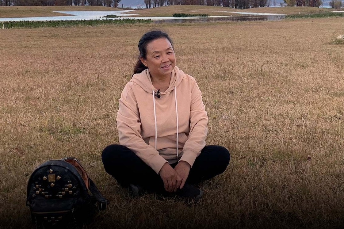 Nguoi phu nu tron chong bao hanh, mot minh du lich khap dat nuoc hinh anh