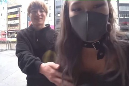 Nu MC Nhat Ban bi sam so khi dang dan chuong trinh tren pho hinh anh