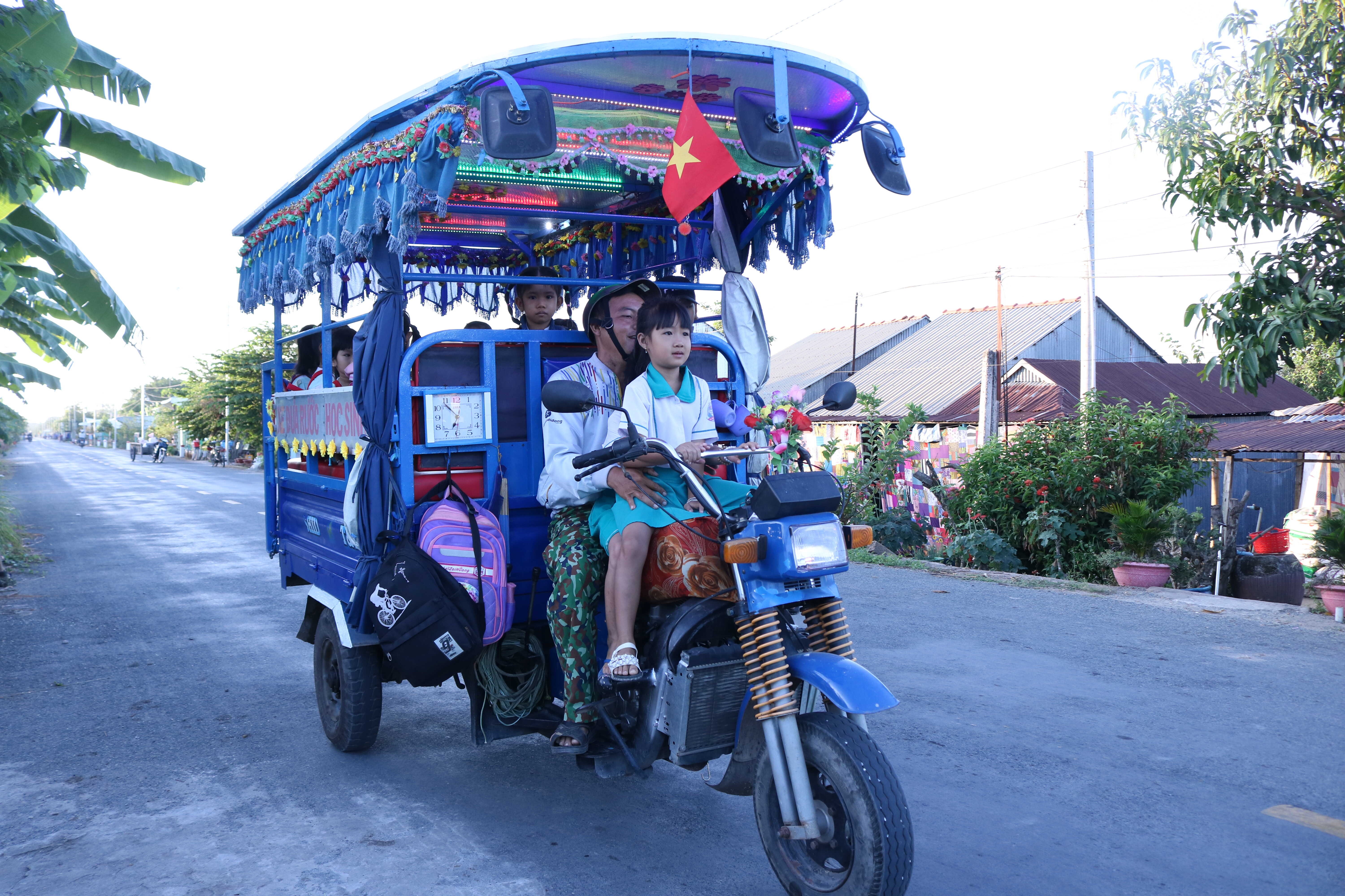 Chu tai xe mien phi cua hoc tro ngheo vung bien gioi An Giang hinh anh