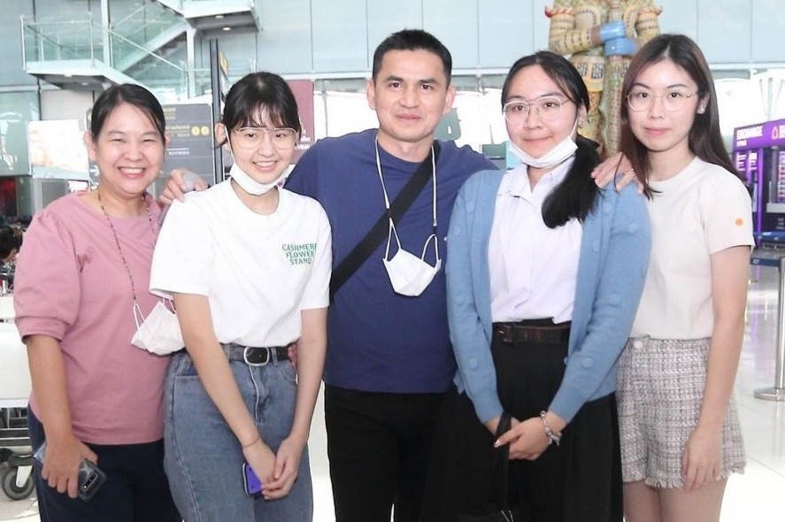 3 con gai cua HLV Kiatisak hinh anh