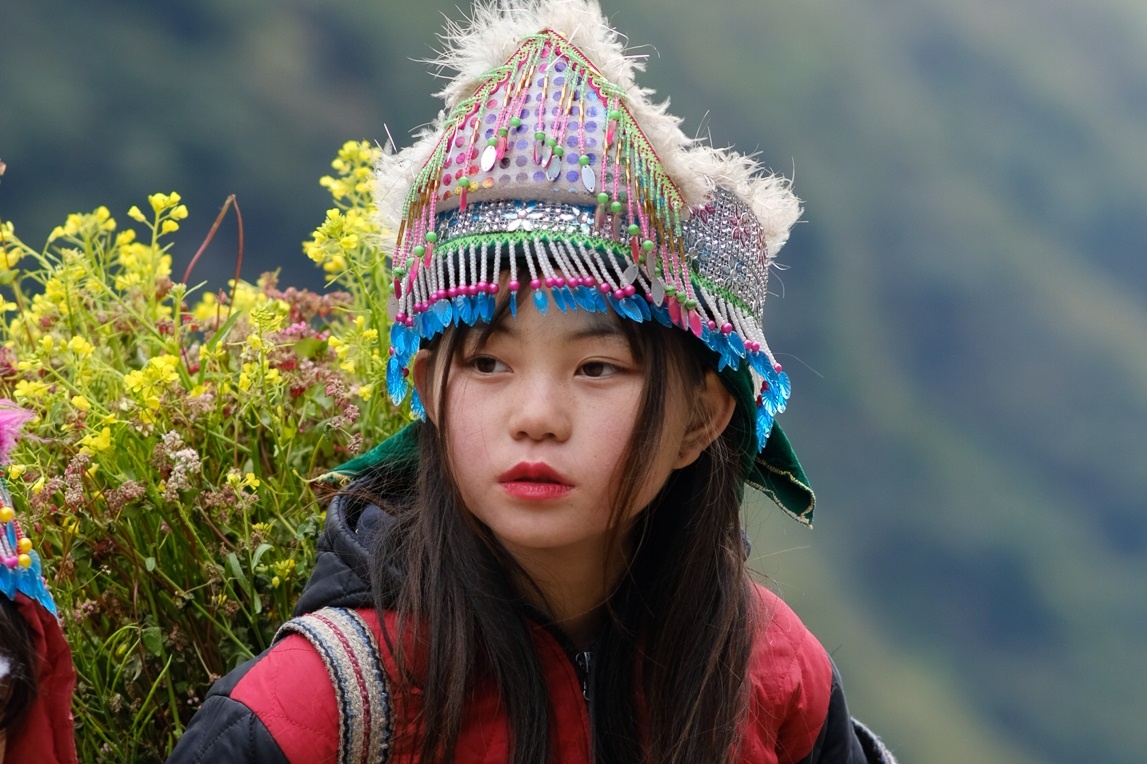Nhung be gai xinh xan tren cung duong phuot Ha Giang hinh anh
