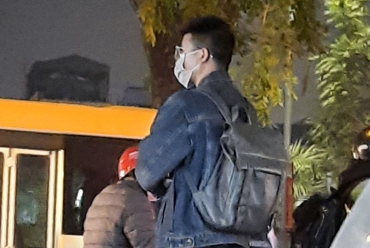 Co gai Ha Noi ngat xiu tren duong, duoc nguoi la giup do hinh anh