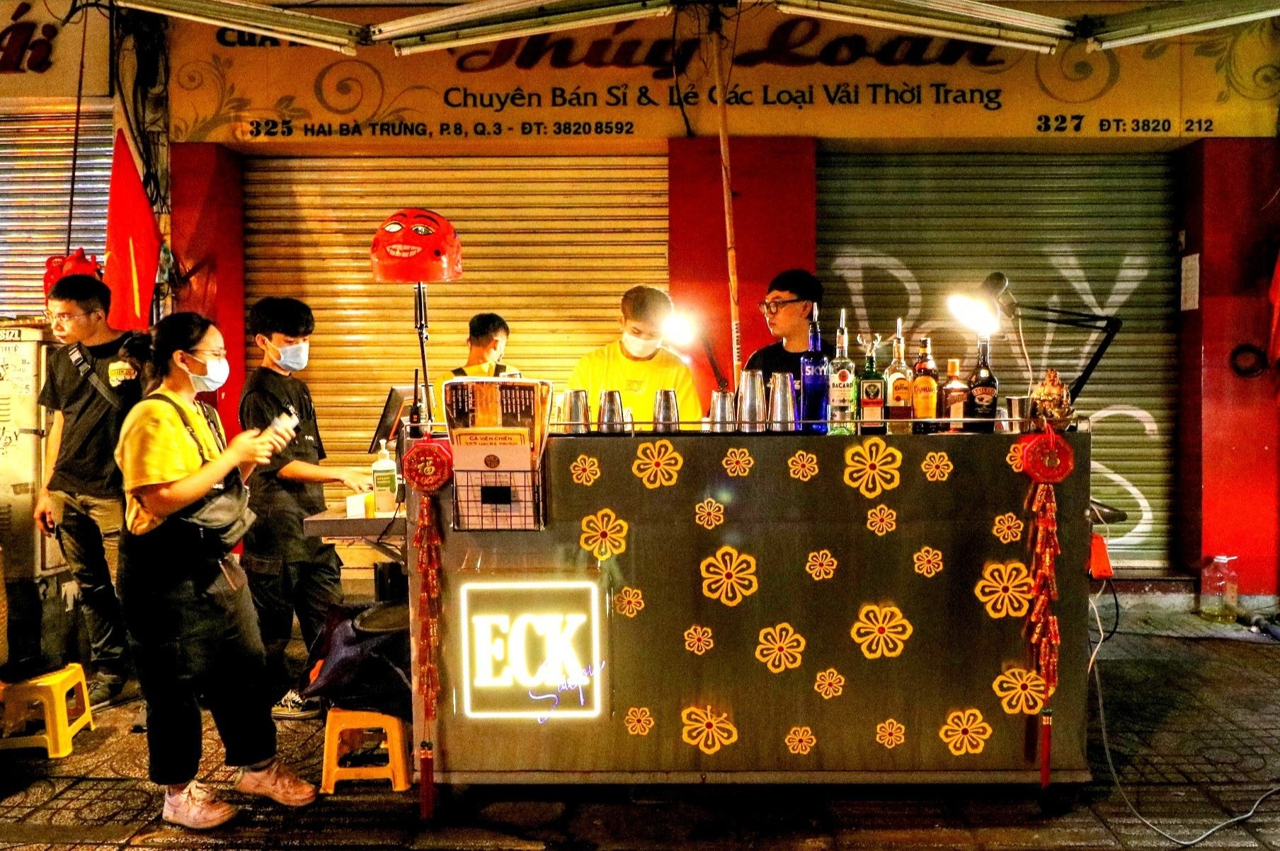 Quan bar via he, khach uong cocktail tren ghe nhua tai TP.HCM hinh anh