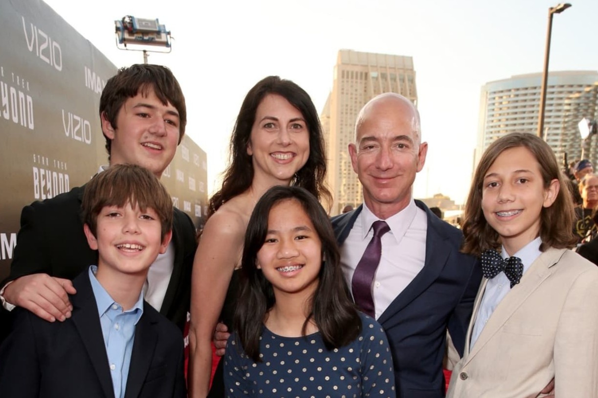 4 nguoi con cua Jeff Bezos duoc giu kin doi tu hinh anh