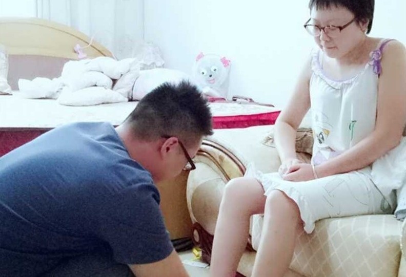 Nguoi dan ong Trung Quoc 500 ngay cham soc ban gai hon me hinh anh