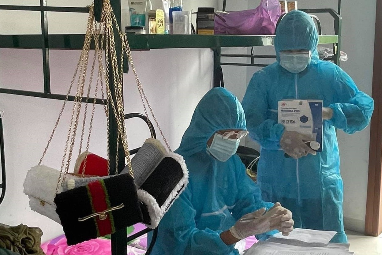 Di cach ly xuyen Tet, chang trai hoc dan tui xach tang bac si hinh anh