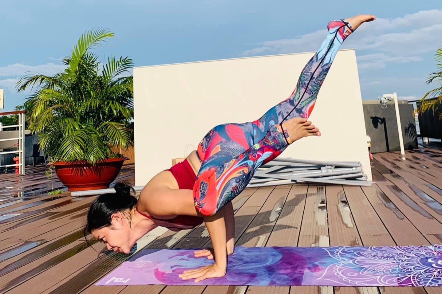 Co gai o TP.HCM bo viec van phong de lam HLV yoga hinh anh