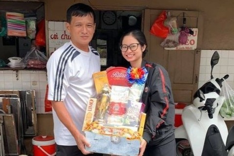 Roi dien thoai toi 28 Tet, co gai o TP.HCM duoc nguoi la tra lai hinh anh