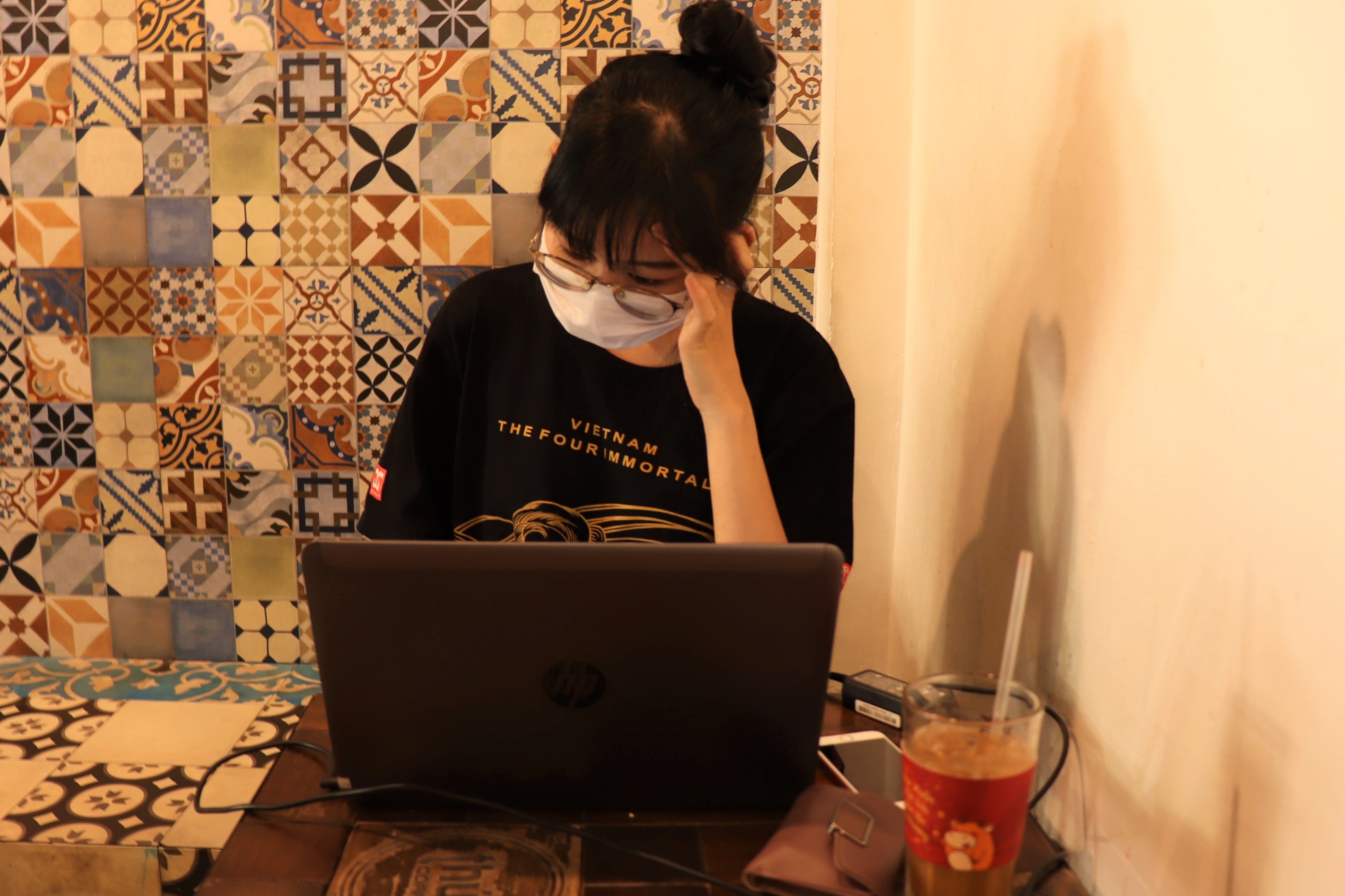 gioi tre di ca phe lam viec anh 3