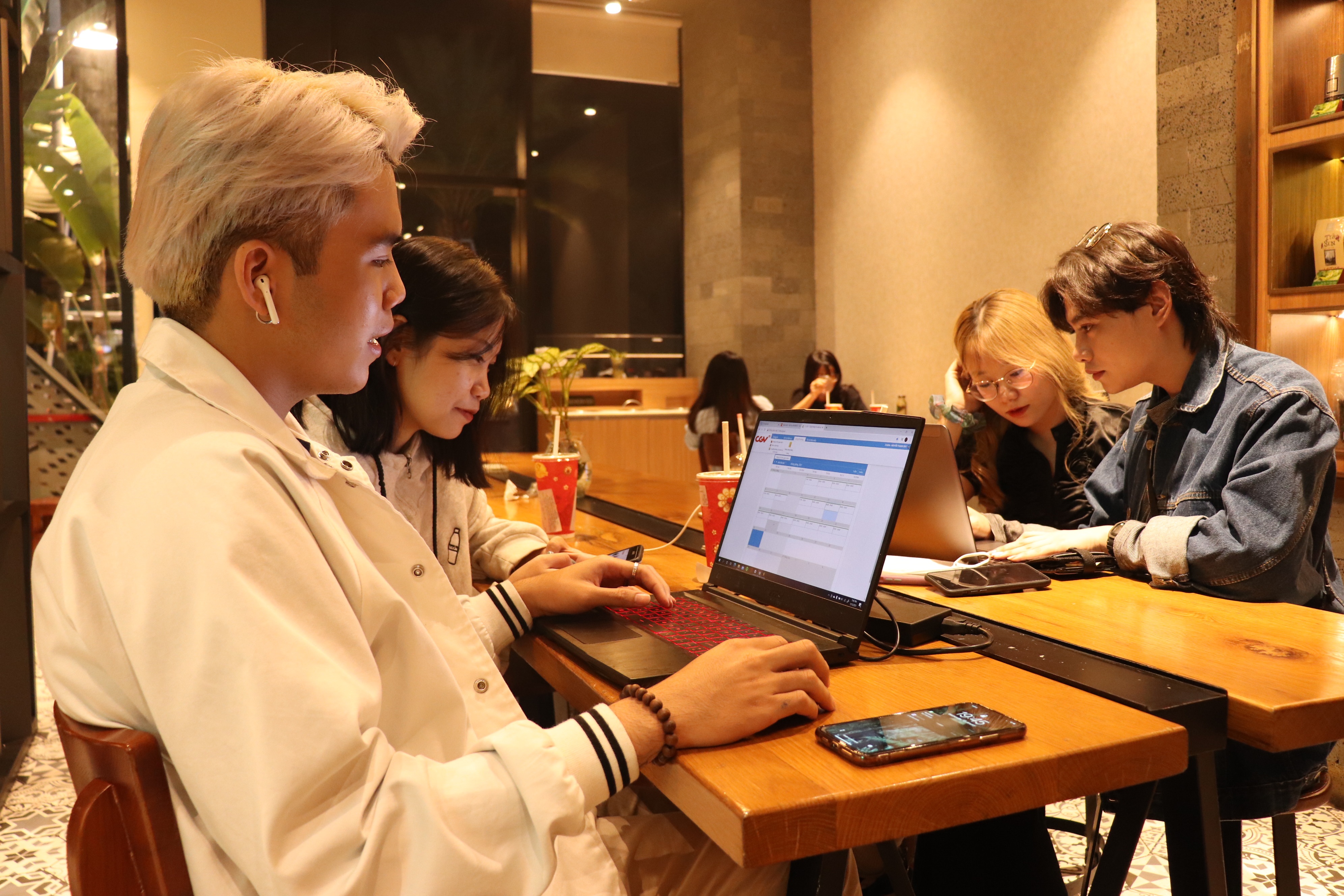 gioi tre di ca phe lam viec anh 4