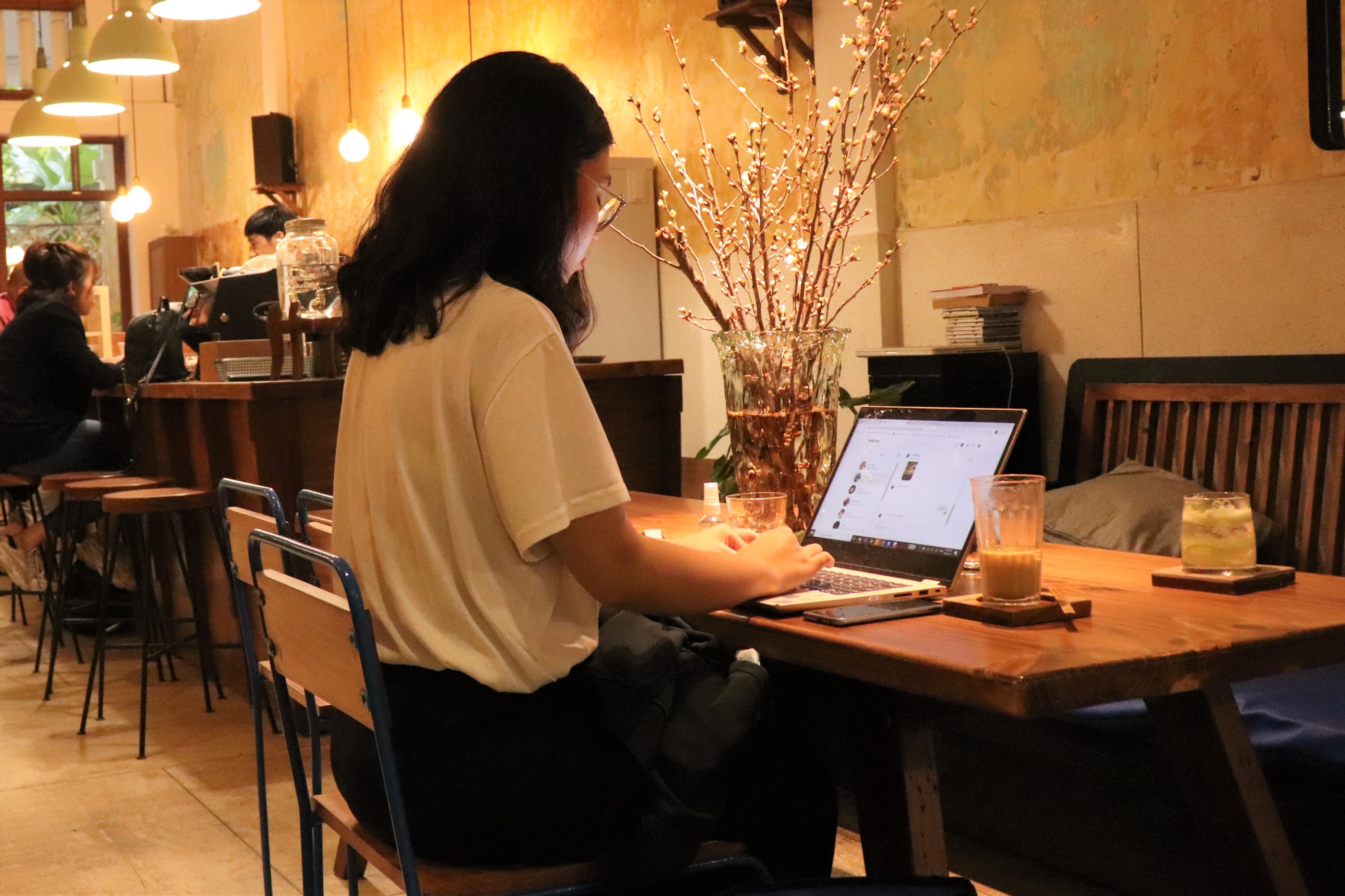 gioi tre di ca phe lam viec anh 2