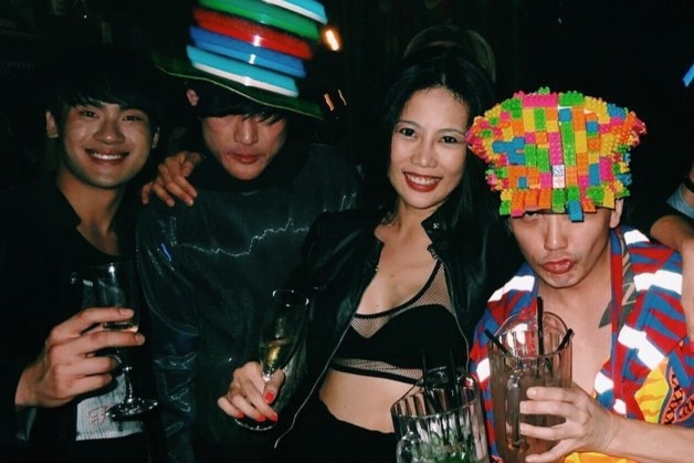 Ba chu club dinh dam Singapore kho so vi chung nghien ruou hinh anh