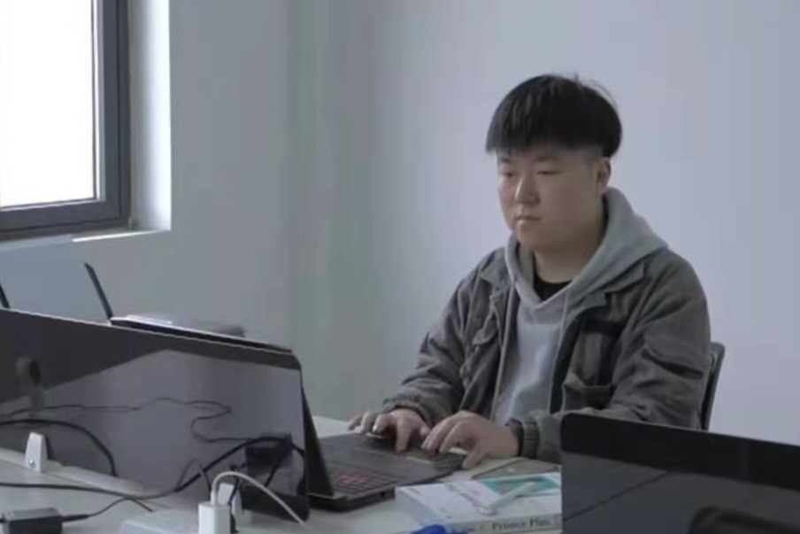 Chang trai Trung Quoc duoc menh danh 'ke huy diet su tri hoan' hinh anh