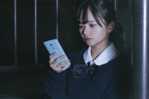 Giao vien Nhat bi cam noi chuyen rieng voi hoc tro tren mang hinh anh