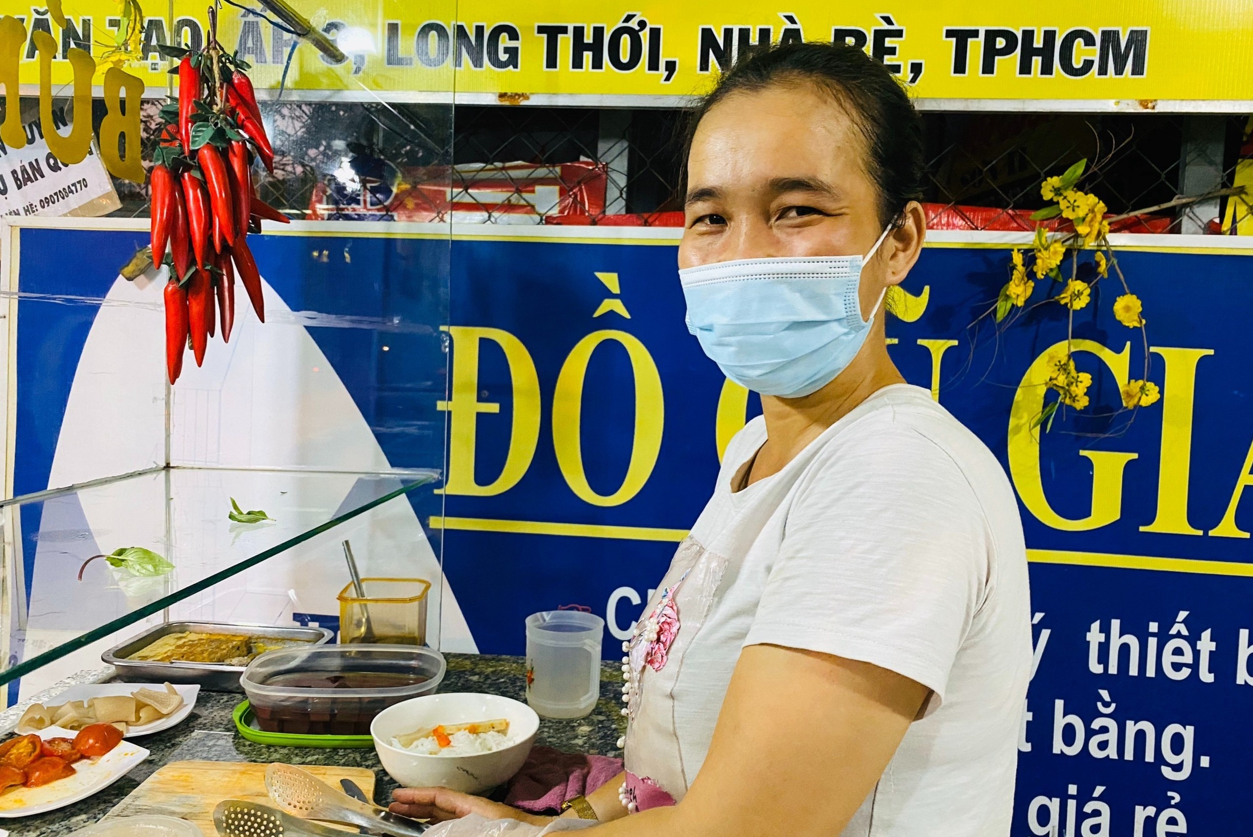 Quan bun rieu mien phi, nguoi ngheo tra bang ve so o TP.HCM hinh anh