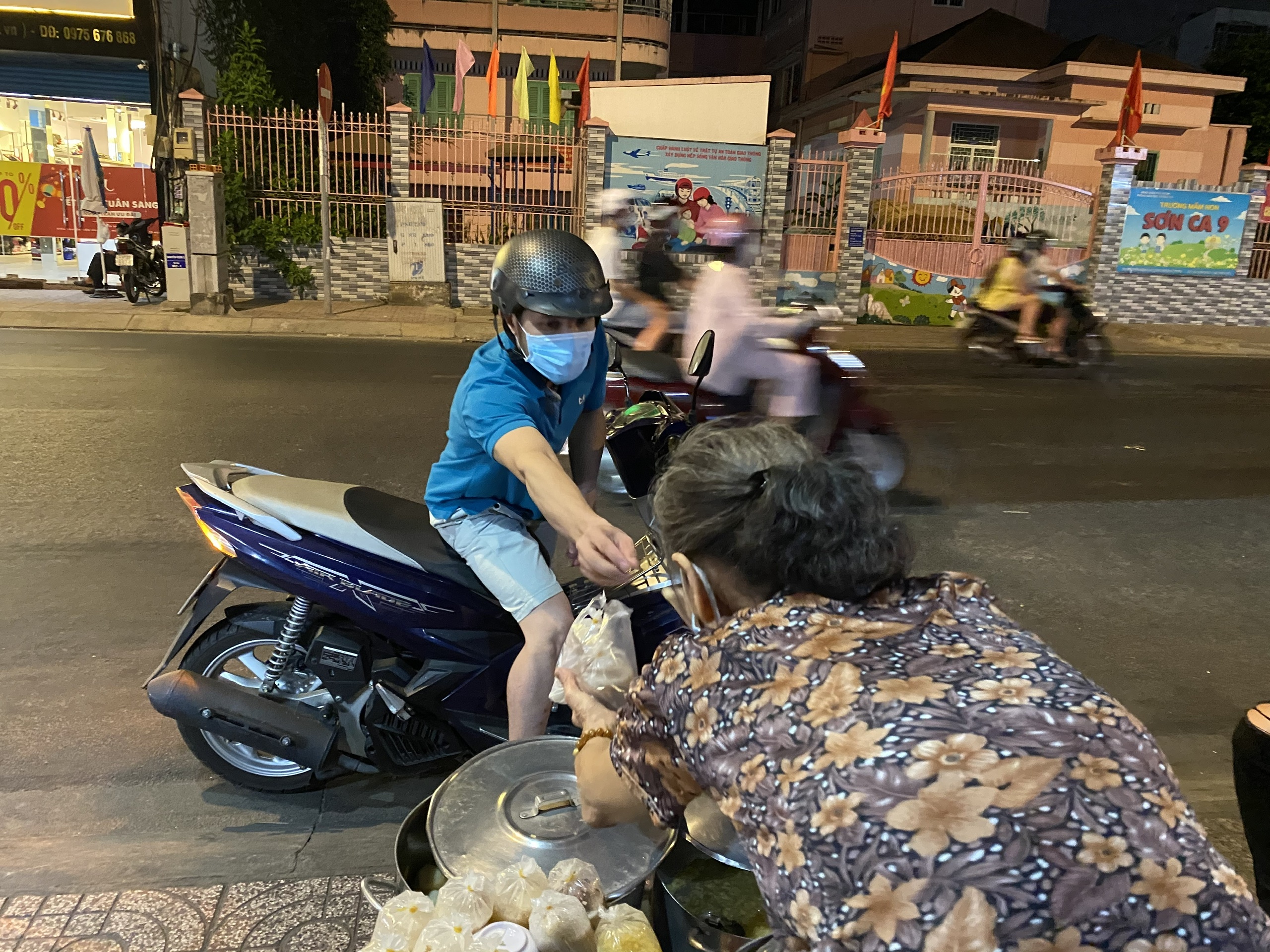 quán chè đèn dầu ảnh 4 quan che den dau anh 4