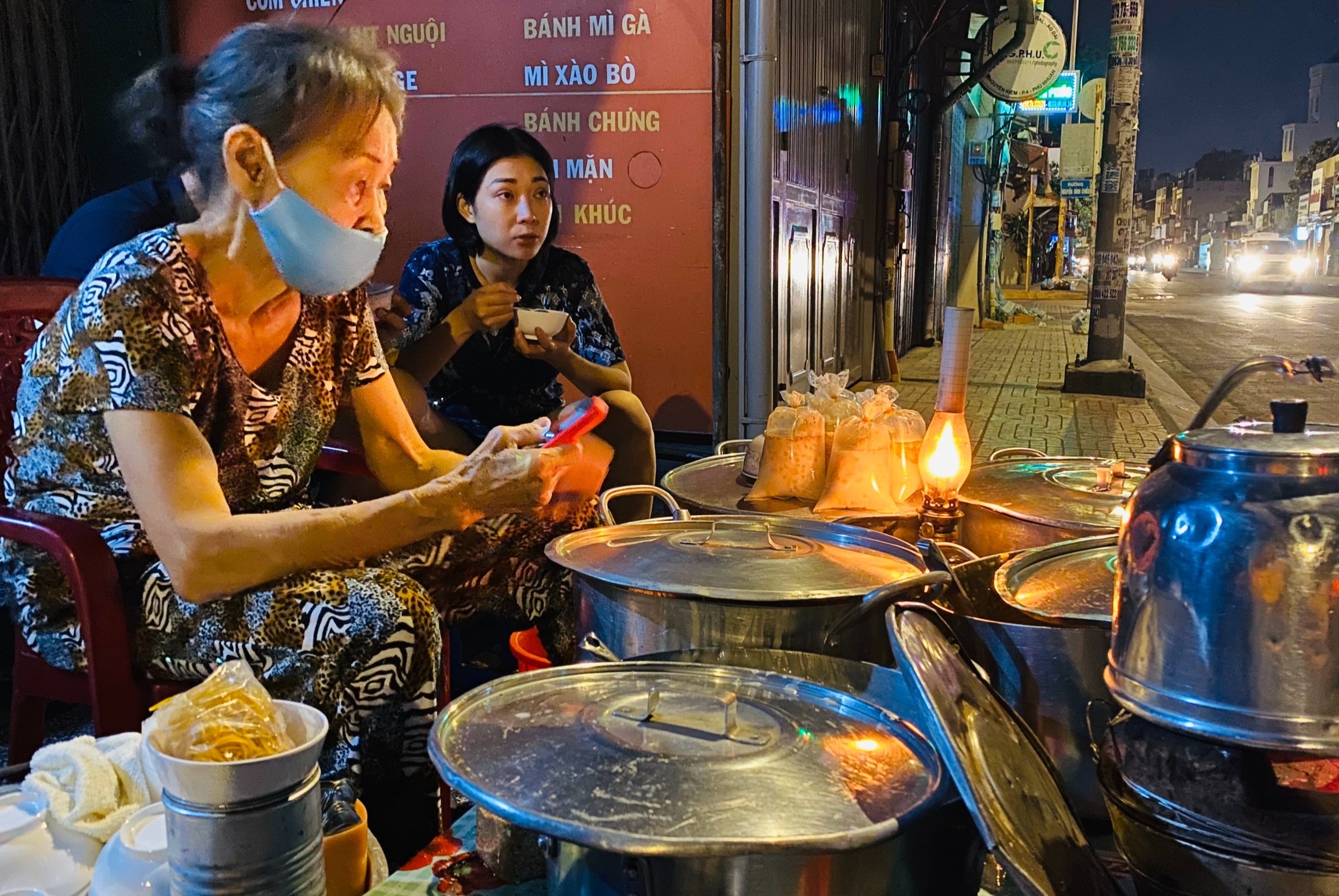 Quan che Den Dau hon 45 tuoi o TP.HCM hinh anh