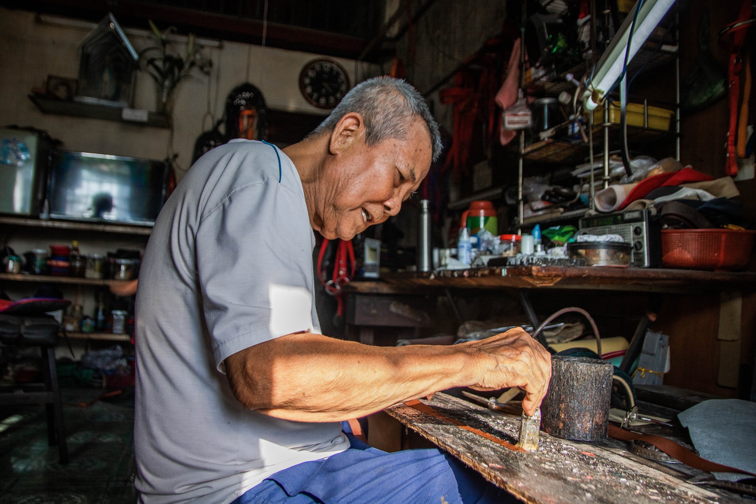 Nguoi dong yen ngua thu cong cuoi cung o TP.HCM hinh anh