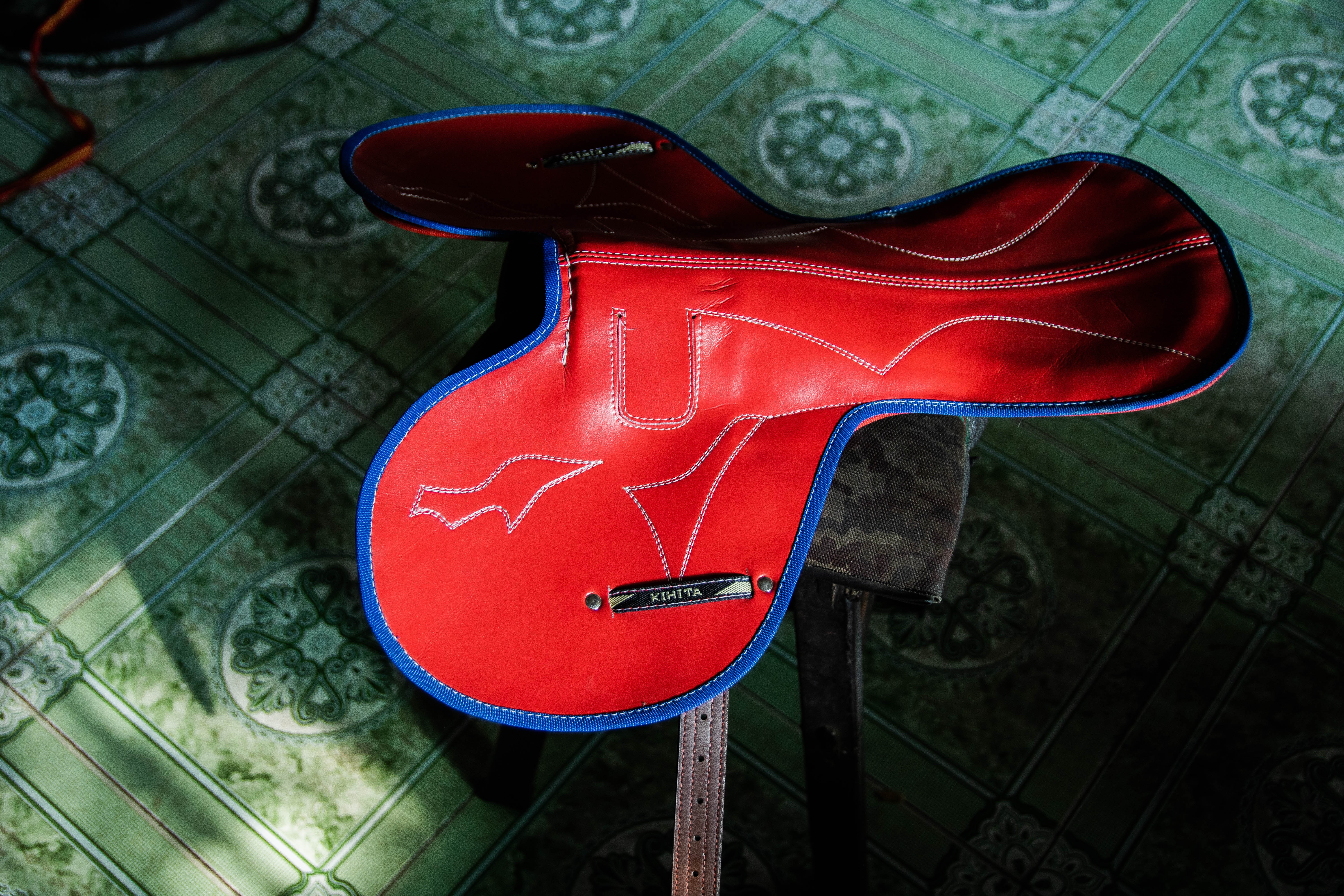 thợ làm yên ngựa ảnh 6 tho lam yen ngua anh 6