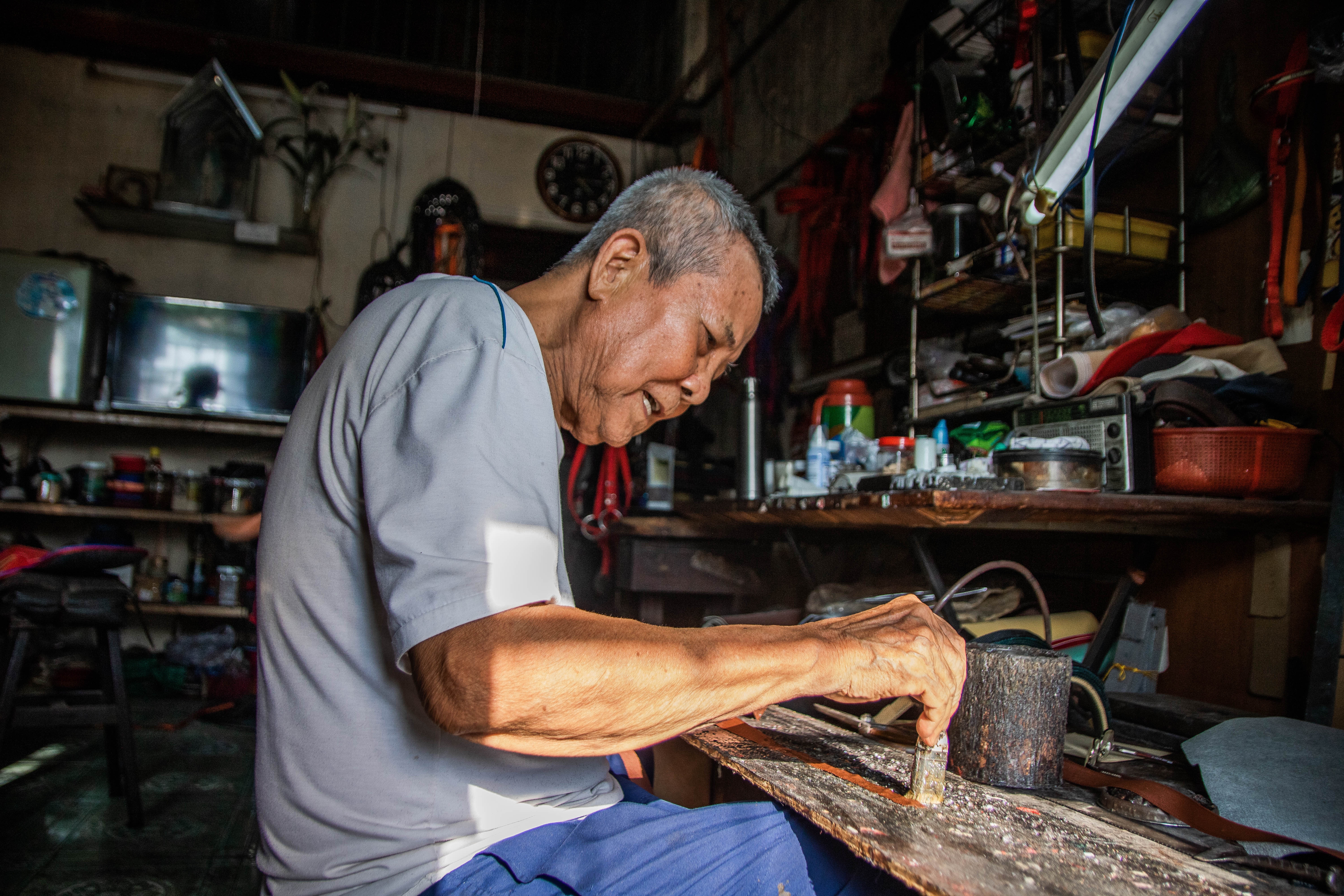 thợ làm yên ngựa ảnh 2 tho lam yen ngua anh 2