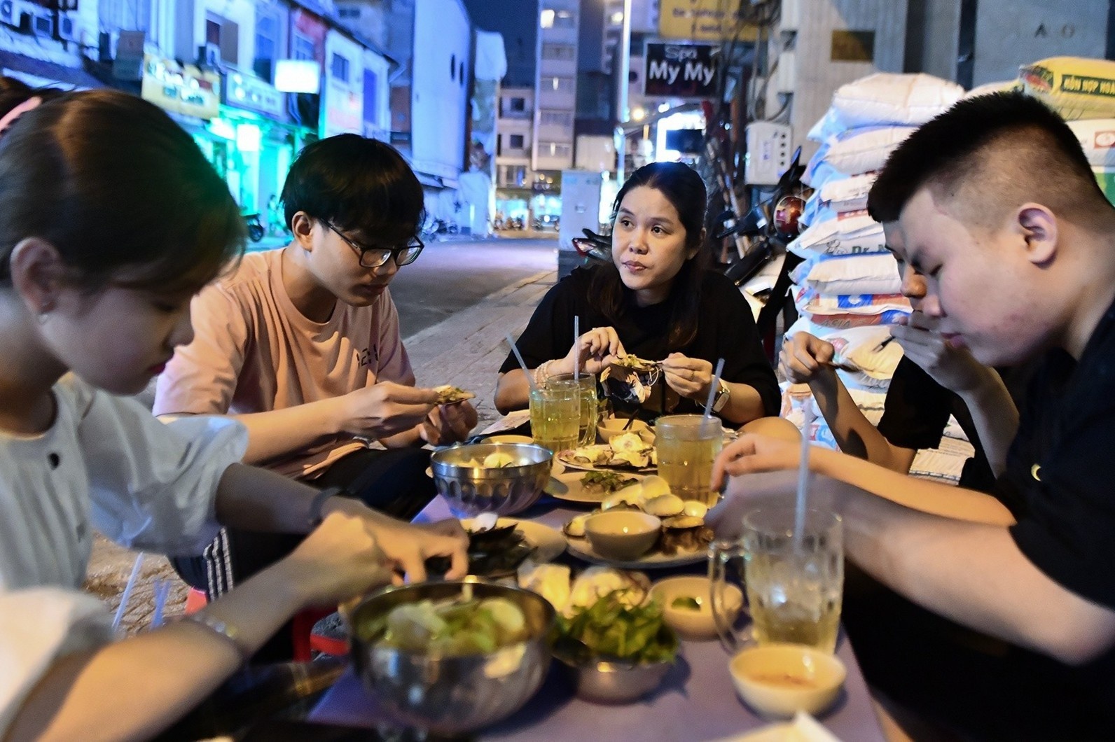 Quan oc khu cho Ben Thanh thu hut nguoi noi tieng o TP.HCM hinh anh