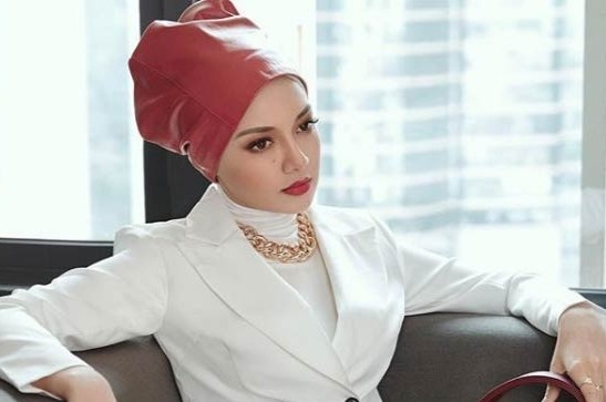 Nguoi dep Malaysia xin loi vi dam cuoi xa hoa giua dich hinh anh