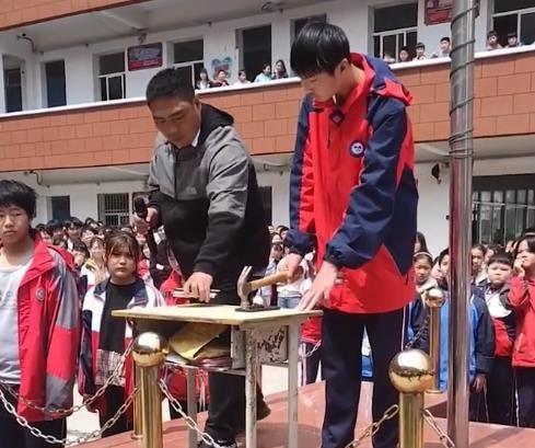 hoc sinh dap dien thoai anh 1