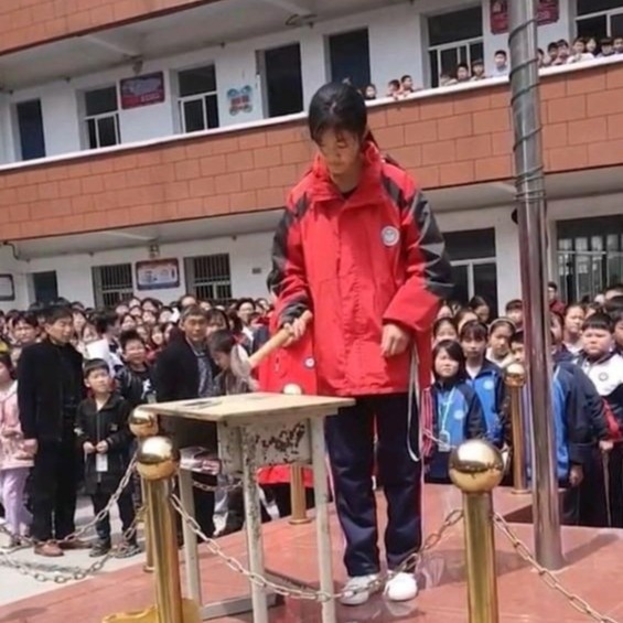 hoc sinh dap dien thoai anh 2