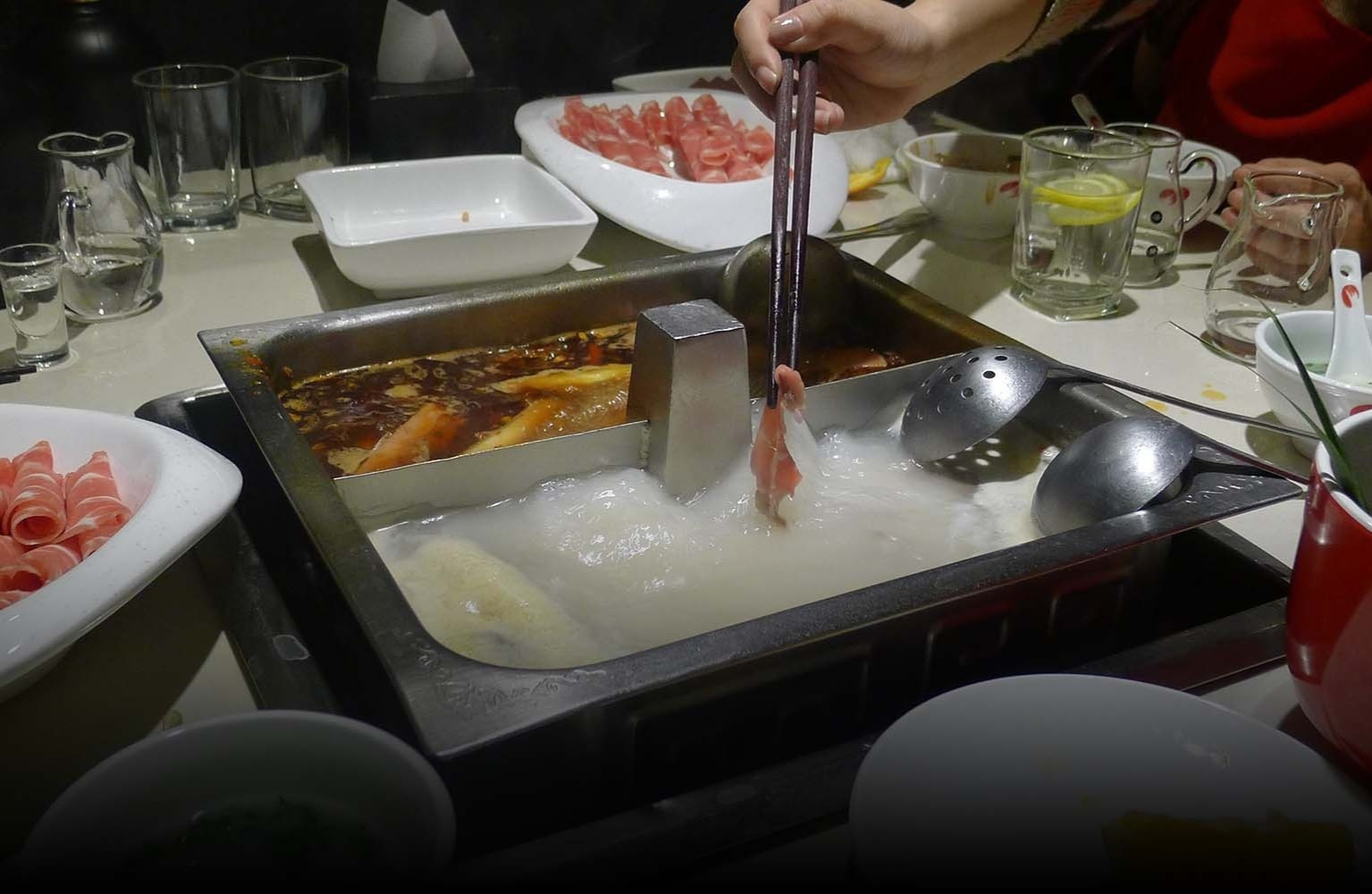 Khach tim cach lach luat khi an o Haidilao hinh anh