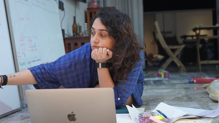 con gai dien vien anh 2