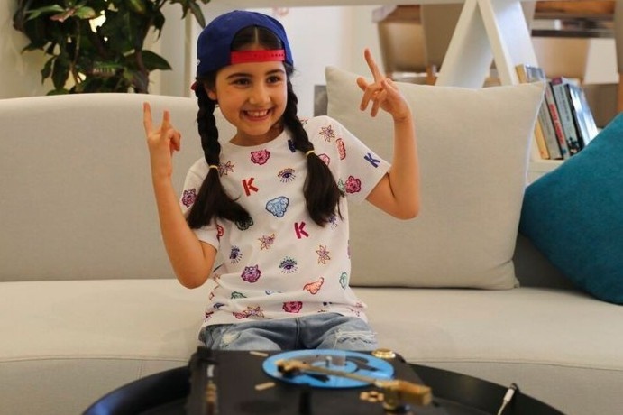 Co be 9 tuoi thanh DJ tre nhat Dubai hinh anh