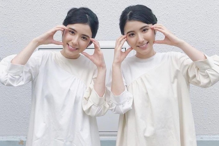 Chi em sinh doi mang 2 dong mau Nhat Ban - Iran hinh anh