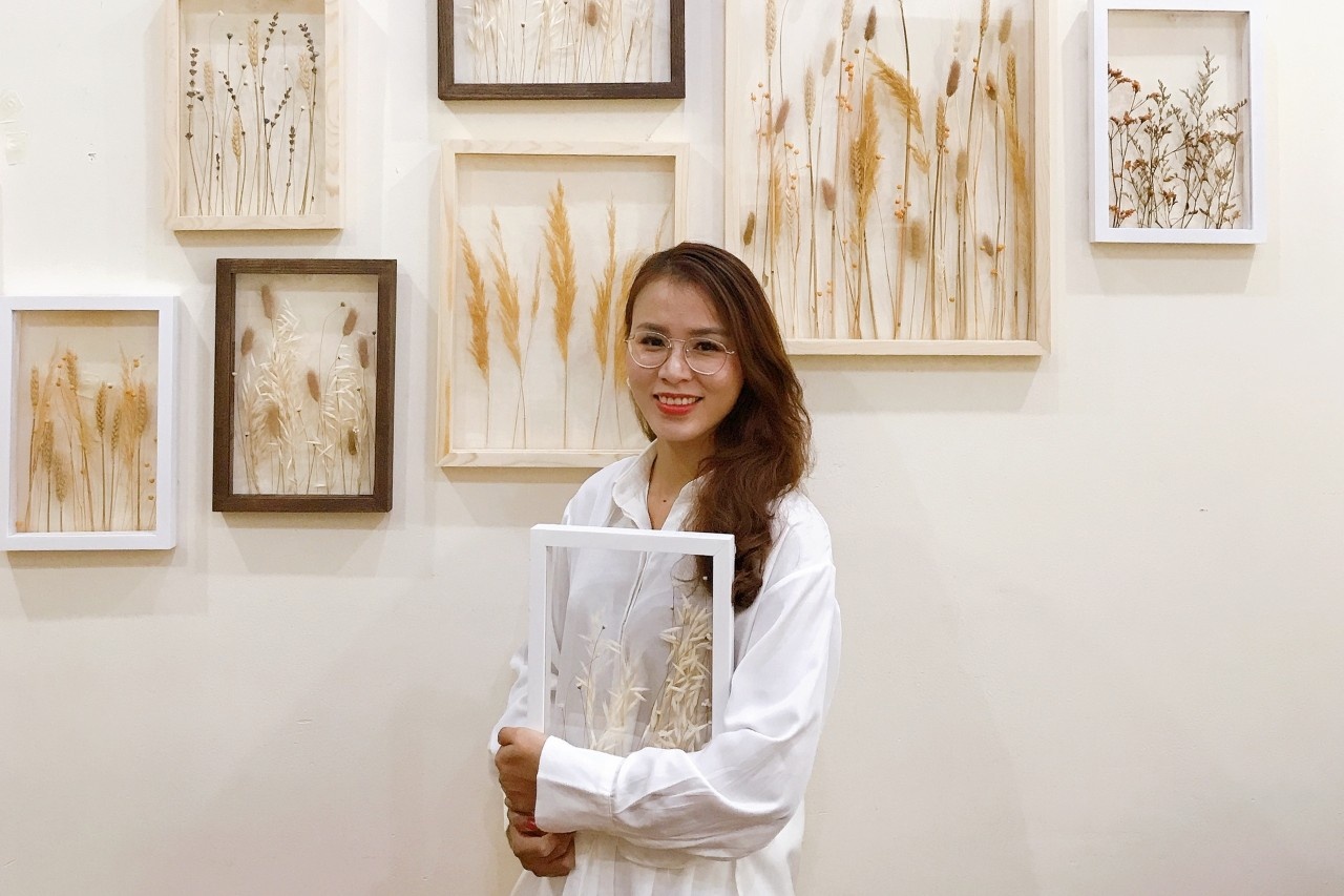 cô gái khởi nghiệp bằng khung tranh hoa khô ảnh 1 co gai khoi nghiep bang khung tranh hoa kho anh 1