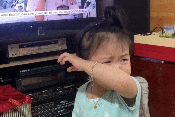 Con gai bac si dang chong dich o Bac Giang khoc khi thay me tren tivi hinh anh