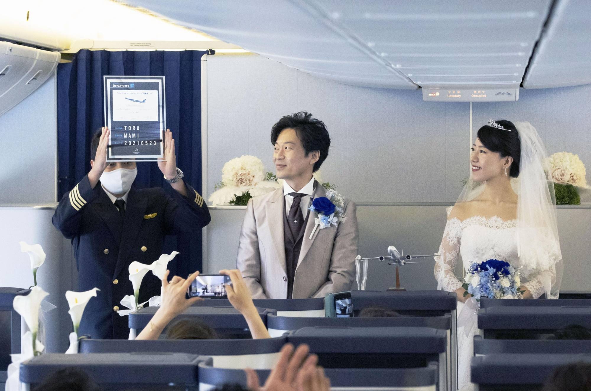 dam cuoi tren may bay anh 1