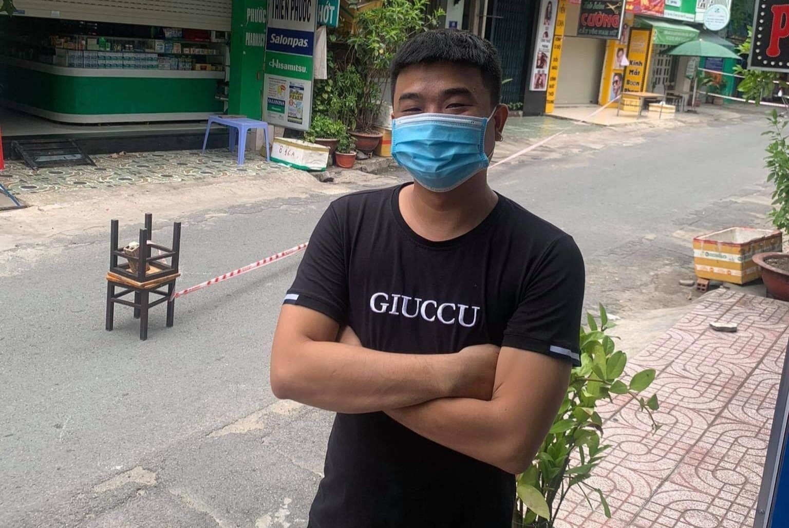 Chang trai o TP.HCM bi cach ly khi dang di mua do an sang cho ban gai hinh anh