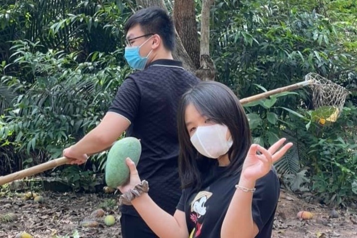 3 anh em o TP.HCM ban xoai, ung ho tien cho quy vaccine hinh anh