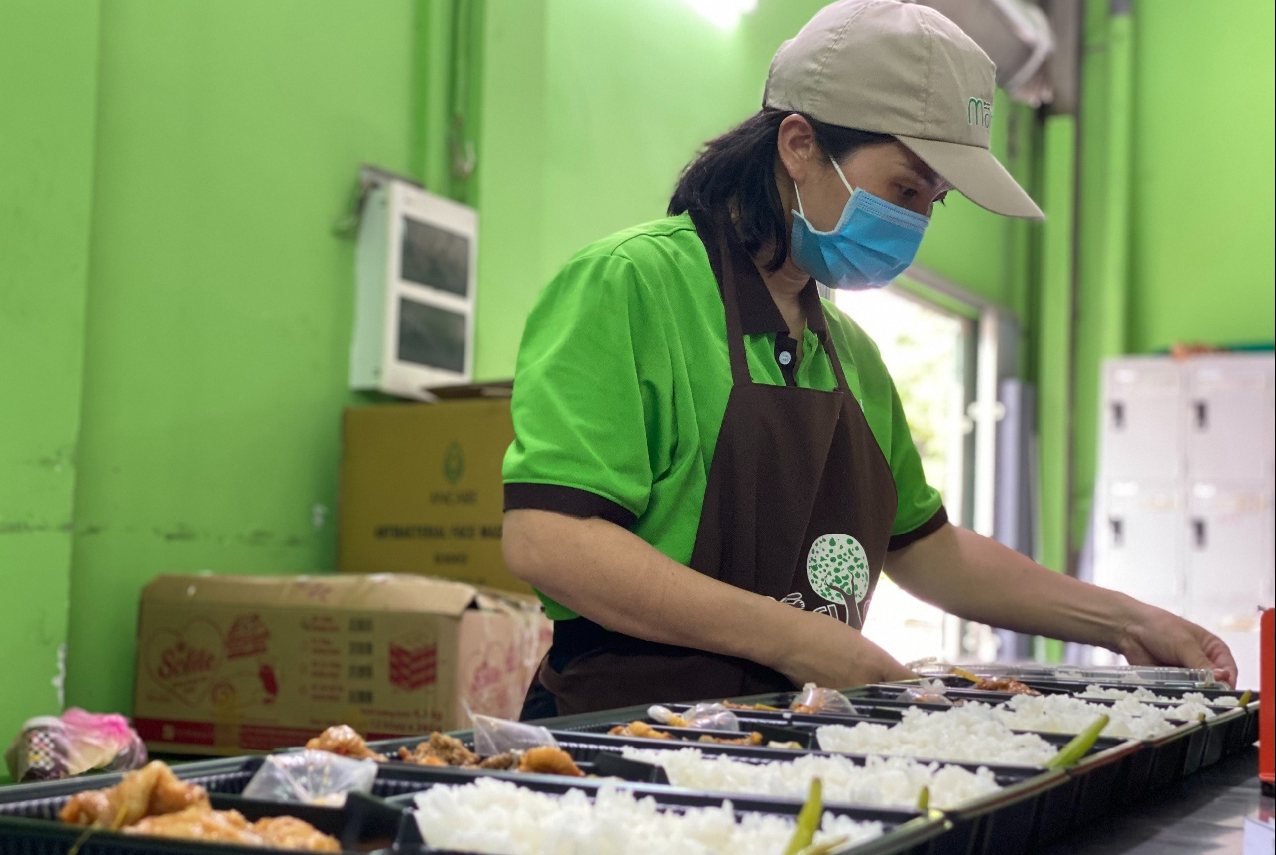 Vo chong giam doc o TP.HCM nau com tang luc luong chong dich hinh anh