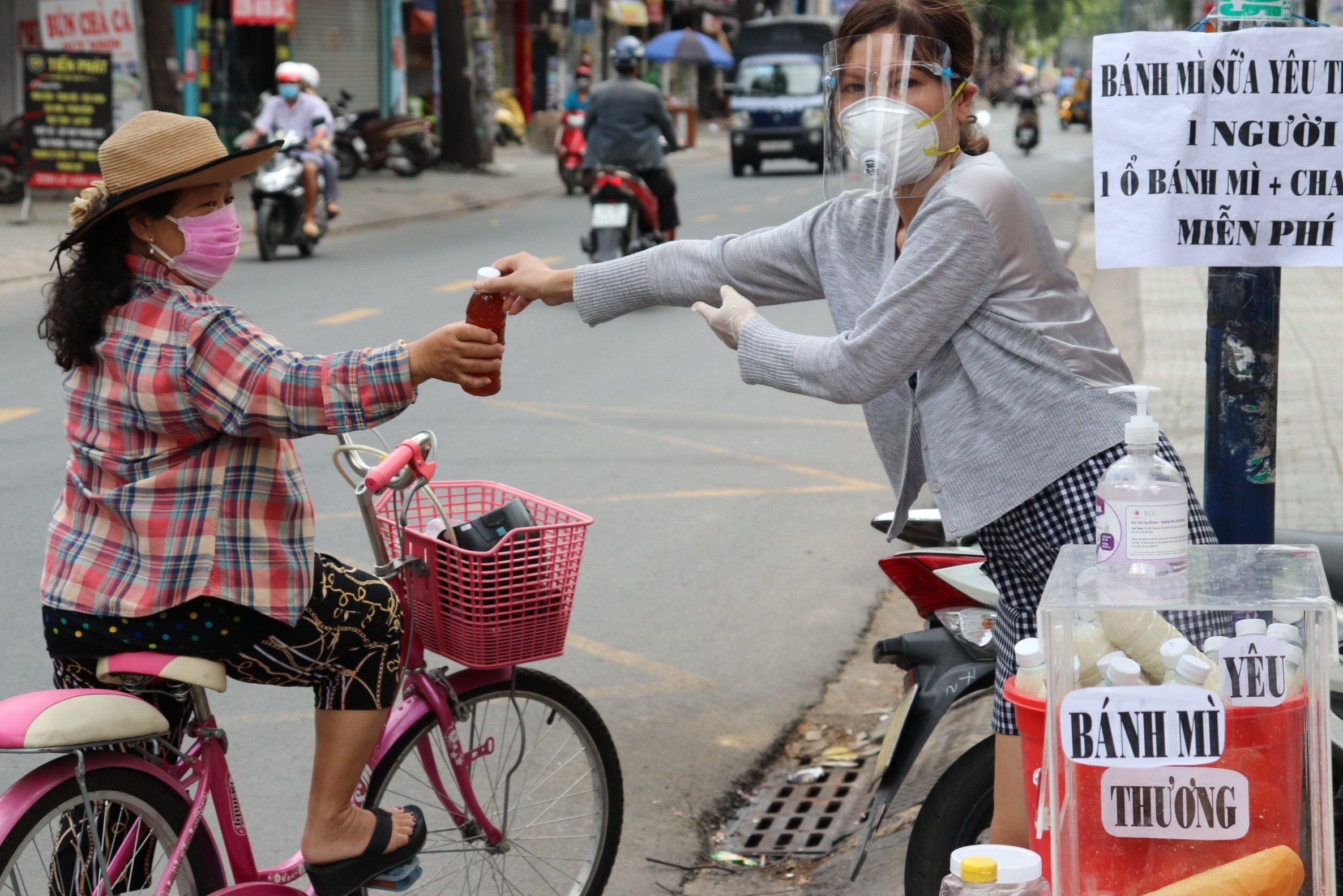 Nguoi dan trong khu phong toa o TP.HCM: 'Neu can hay lay mot phan' hinh anh