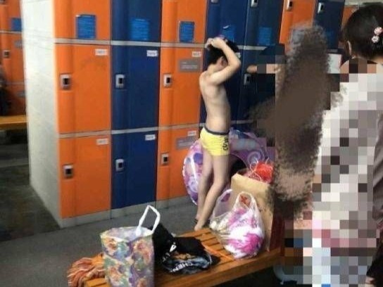 nam vao phong thay do nu anh 1