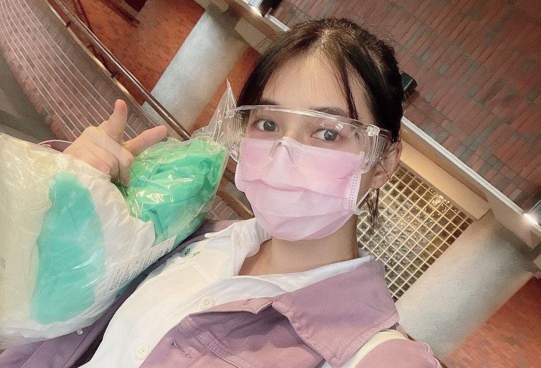 Hot girl ban ca o Dai Loan bi chi trich vi khong tham gia chong dich hinh anh