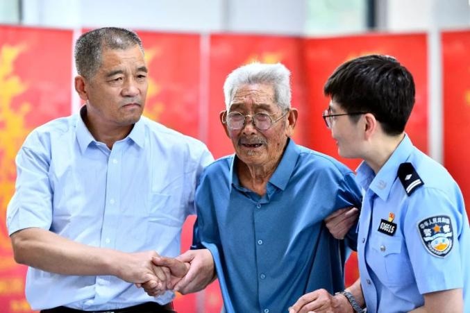 tim thay con bi bat coc anh 2